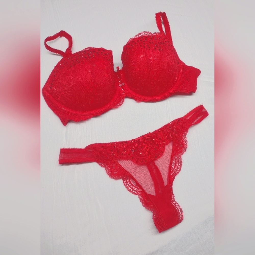 VS very sexy set in Red with sequins and bobbles. 34D and thong is medium.